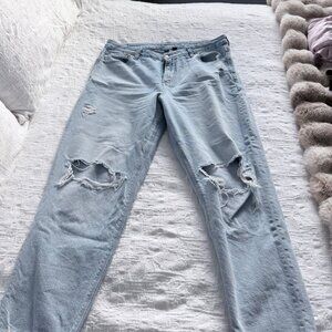 American Eagle Strigid Curvy Ripped Mom Jean - Size 16 - Light Destroy Wash